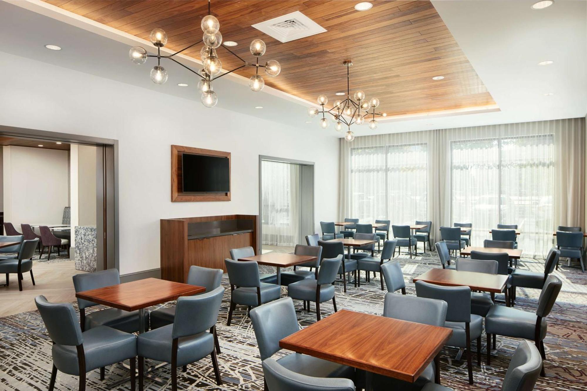 Embassy Suites By Hilton Atlanta Airport North Hapeville Exterior foto